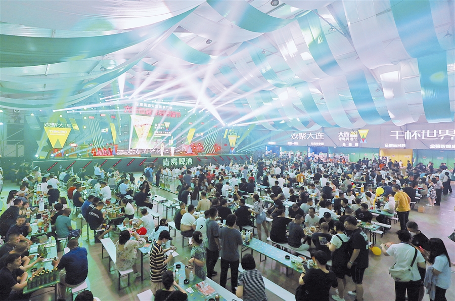 国潮涌动天津街第三季2022大连首届青岛啤酒节启幕