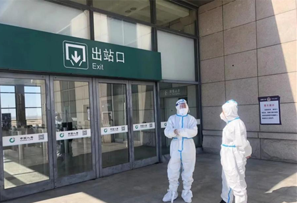 在昌图西站入口处,他详细听取了县交通中心主要领导就疫情防控措施等