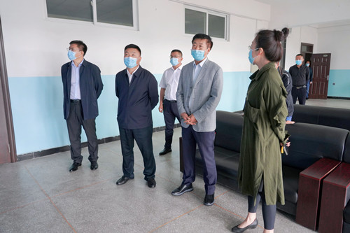 石万田一行先后来到柳城高级中学,朝阳县实验中学两个考点,仔细查看了