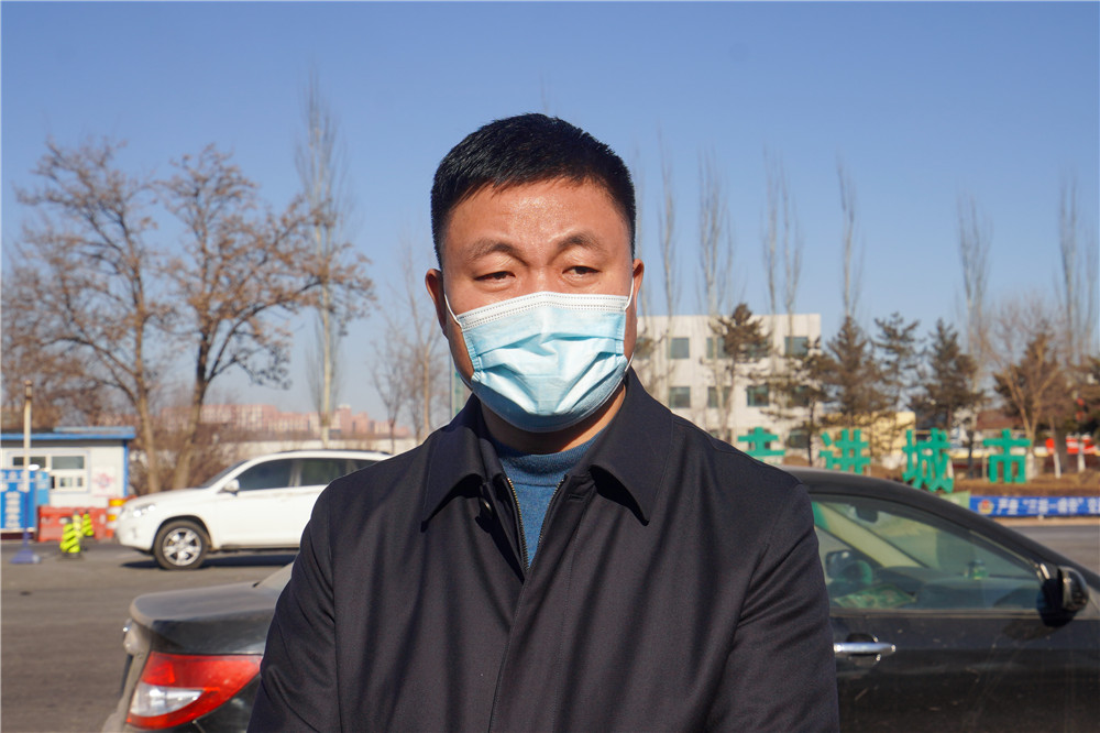 在朝阳南站高速卡口,石万田详细了解疫情防控工作开展