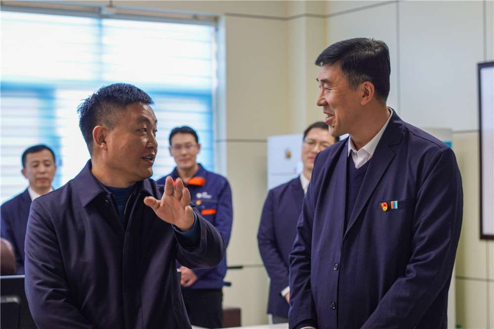 在国网朝阳县供电公司,石万田详细了解全县用电情况,对供电公司支持