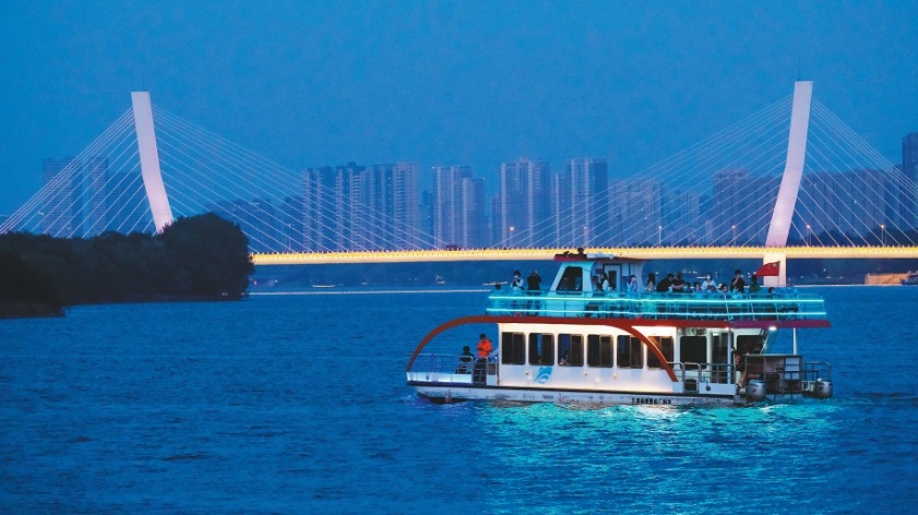 沈阳浑河观光游船自"五一"复航以来深受市民喜欢,夜色中乘船航行在