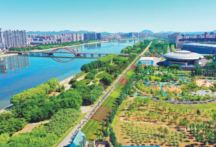 近年来,朝阳市以创建国家森林城市为目标,通过大幅度增加城市绿量