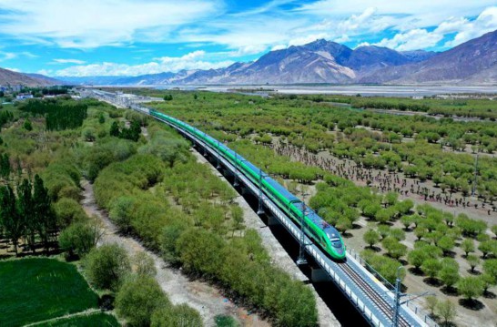 看中国·千家万户的事 拉林铁路：让幸福生活“跑”起来