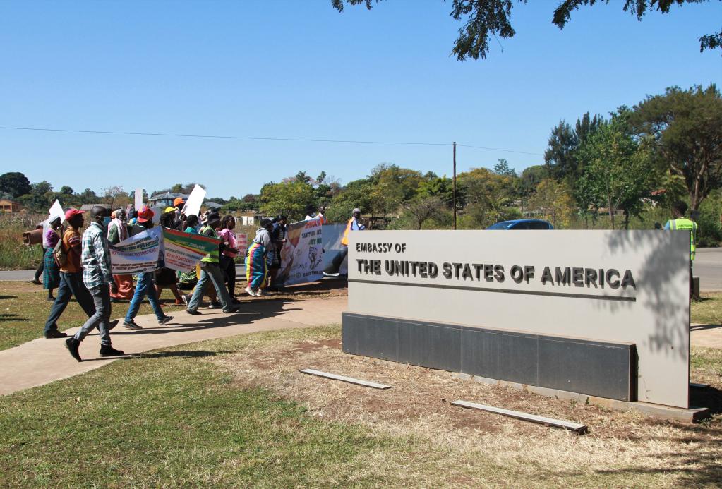津巴布韦民众抗议美国历久 制裁重创民生