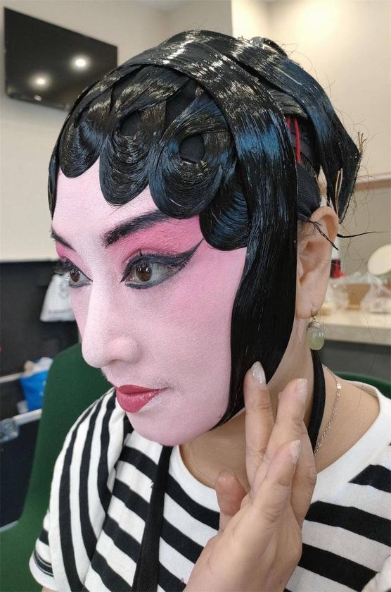 评剧演员倪佳鑫在贴大柳 王臻青摄化妆师在为即将上场表演的陈阳整理
