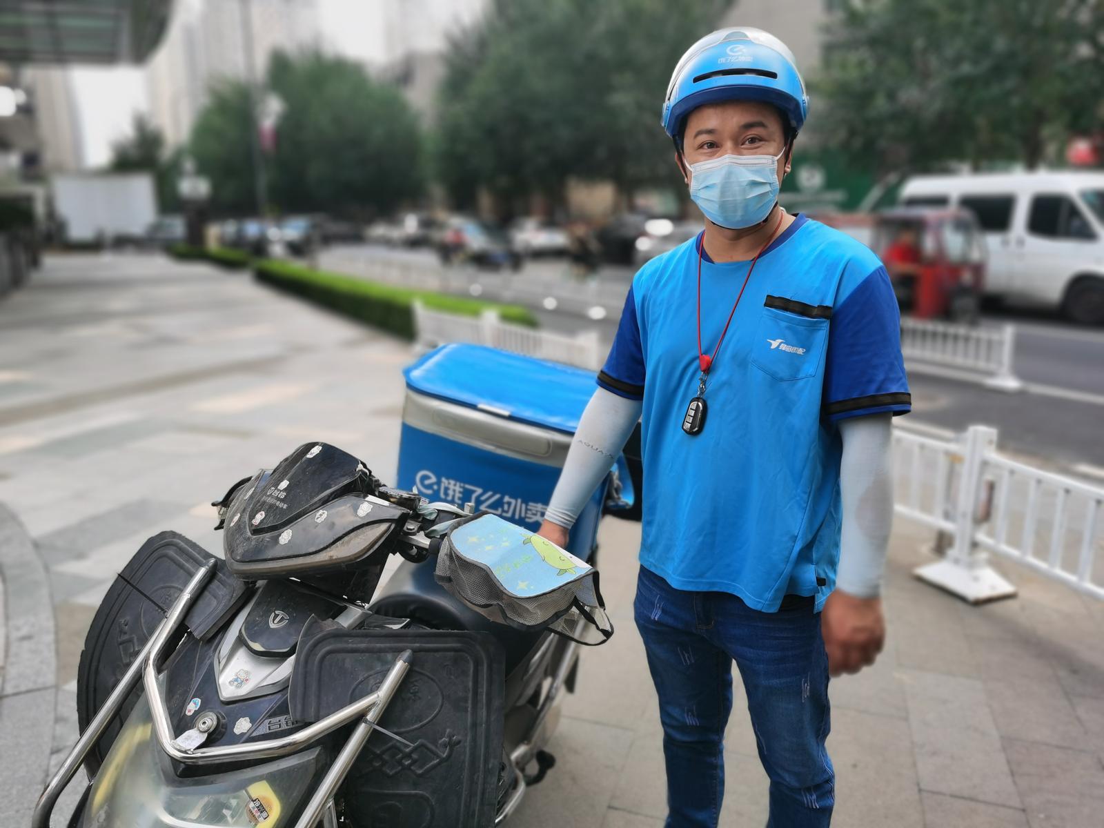 晚高峰沈阳这位外卖小哥把车横在马路中间