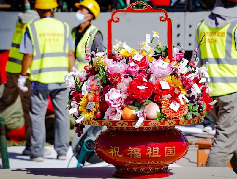 北京：天安门广场国庆大花篮吊装巨型花卉