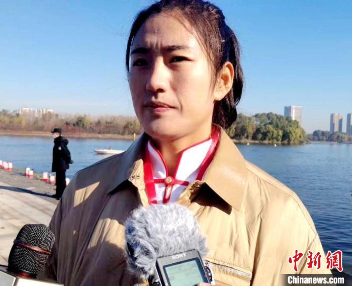 沈阳:赛艇奥运冠军崔晓桐为中小学赛艇嘉年华加油助威-东北新闻网