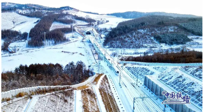 懷邵衡鐵路公司供圖張吉懷高鐵串聯起了武陵源,天門山,芙蓉鎮,矮寨