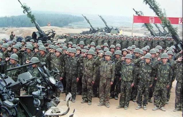 1996年3月,中國人民解放軍陸海空三軍在臺灣海峽舉行諸兵種聯合作戰實