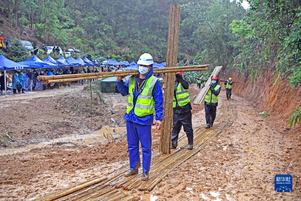 新華全媒受連續降雨影響藤縣空難救援受阻