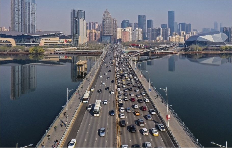 4月18日早7时30分许, 沈阳青年大街浑河桥路段车水马龙.