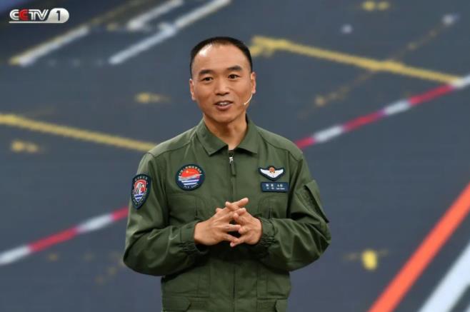 因此,舰载机着舰的容错空间基本为零而舰载机宽度仅有二十多米陆基