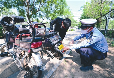 市民为自己的电动自行车办理登记上牌