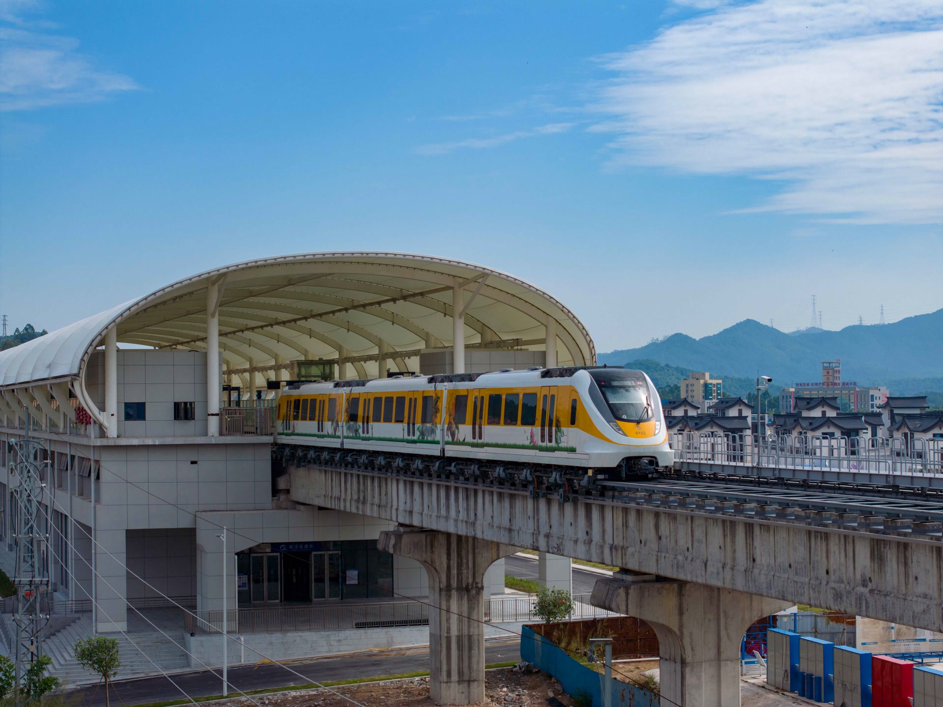 中车唐山公司研制的清远磁浮列车采用常导电磁悬浮,异